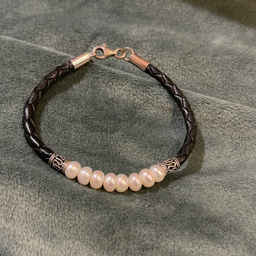 Leather and pearl bracelet